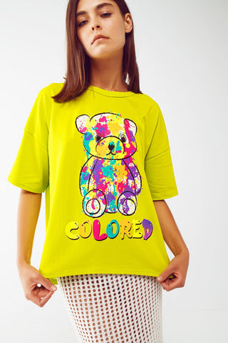 camiseta larga verde limão com urso colorido