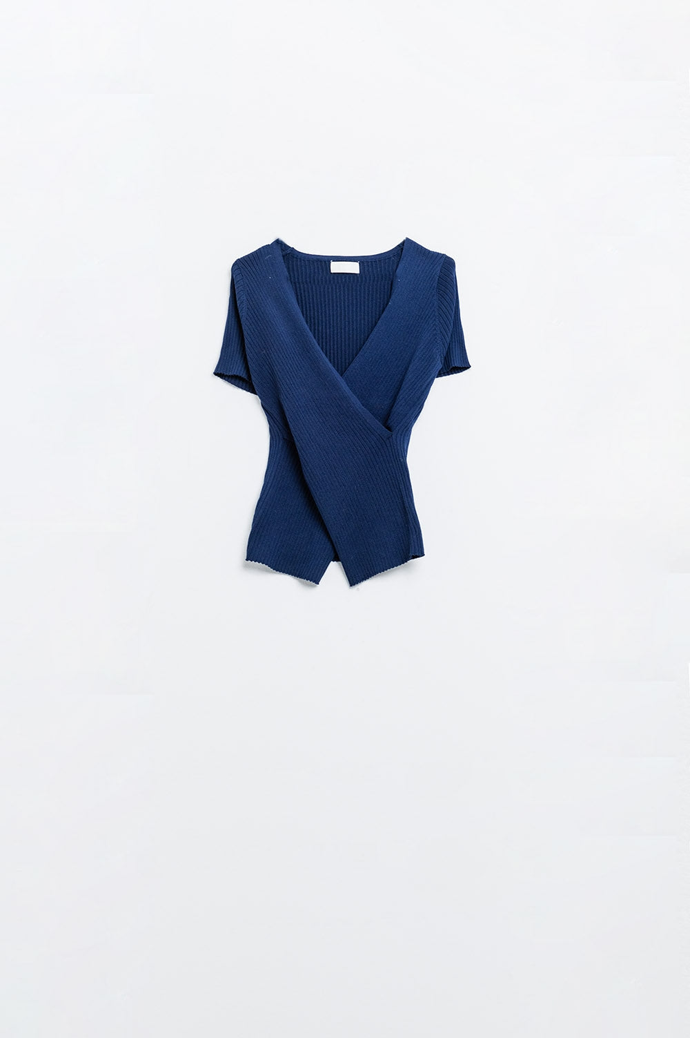 Pull bleu marine avec devant croisé et col V