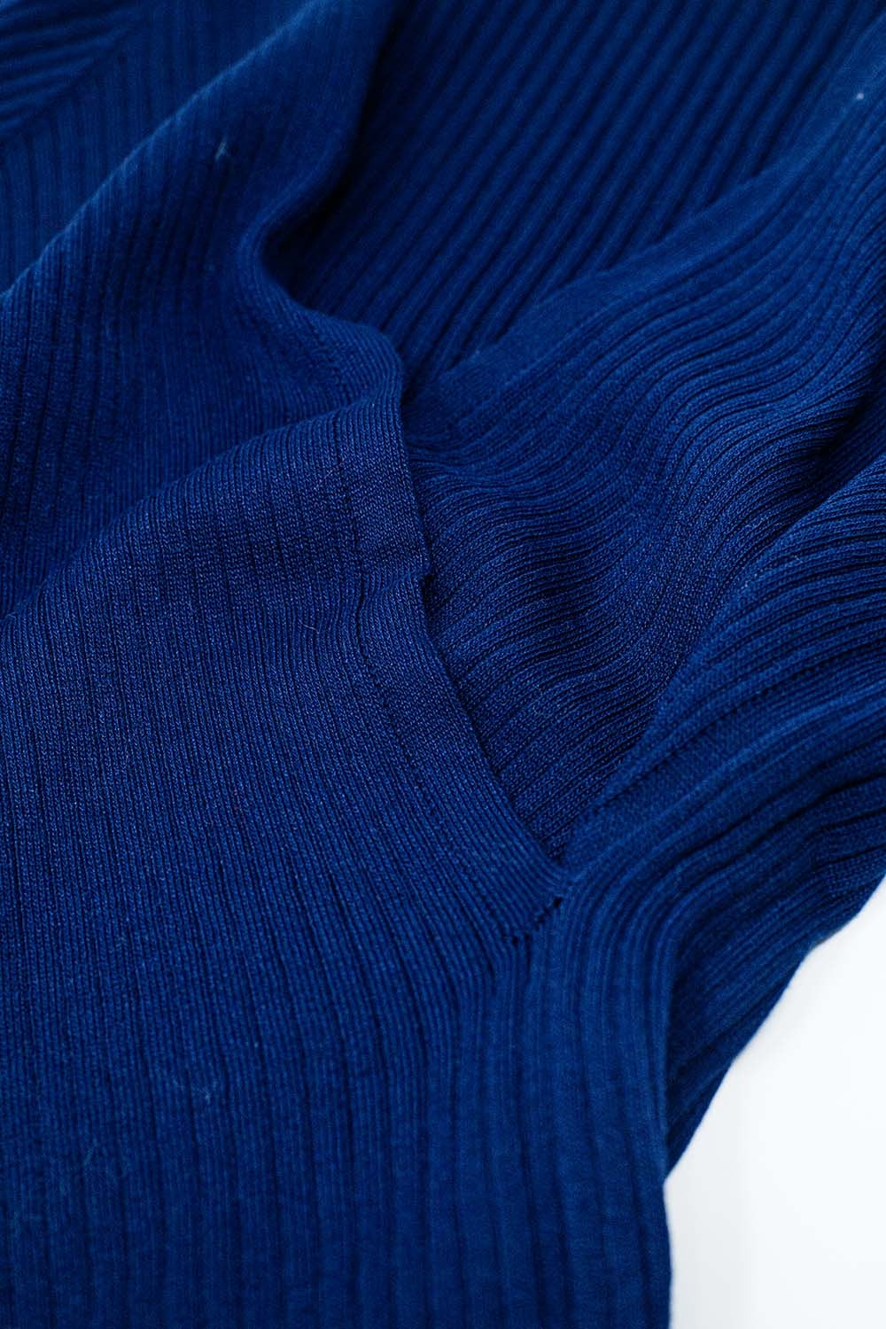 Pull bleu marine avec devant croisé et col V