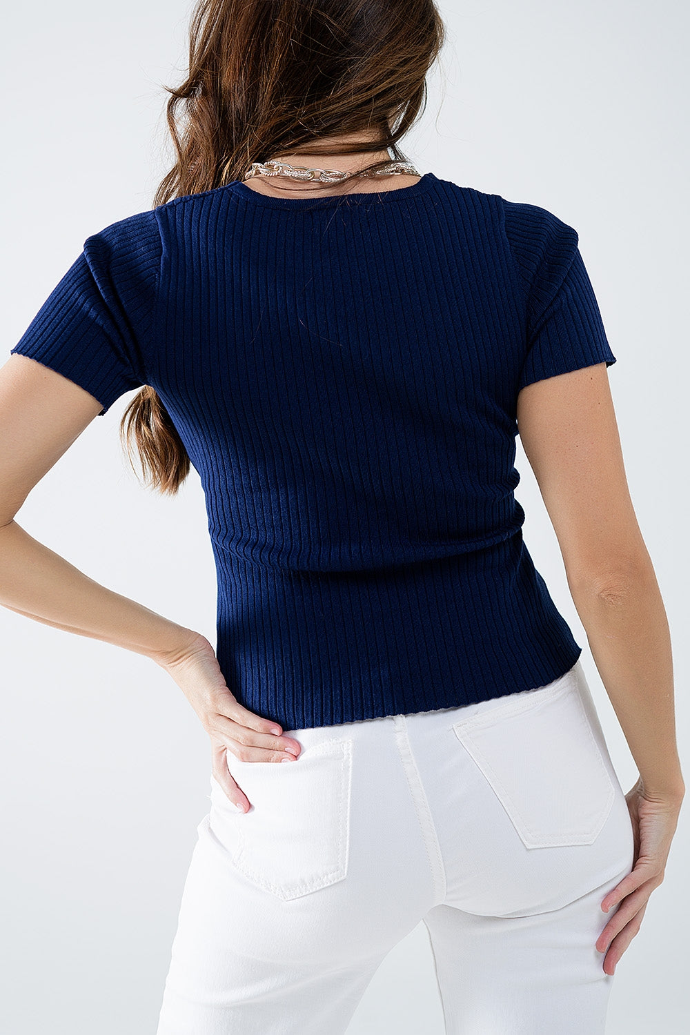 Pull bleu marine avec devant croisé et col V