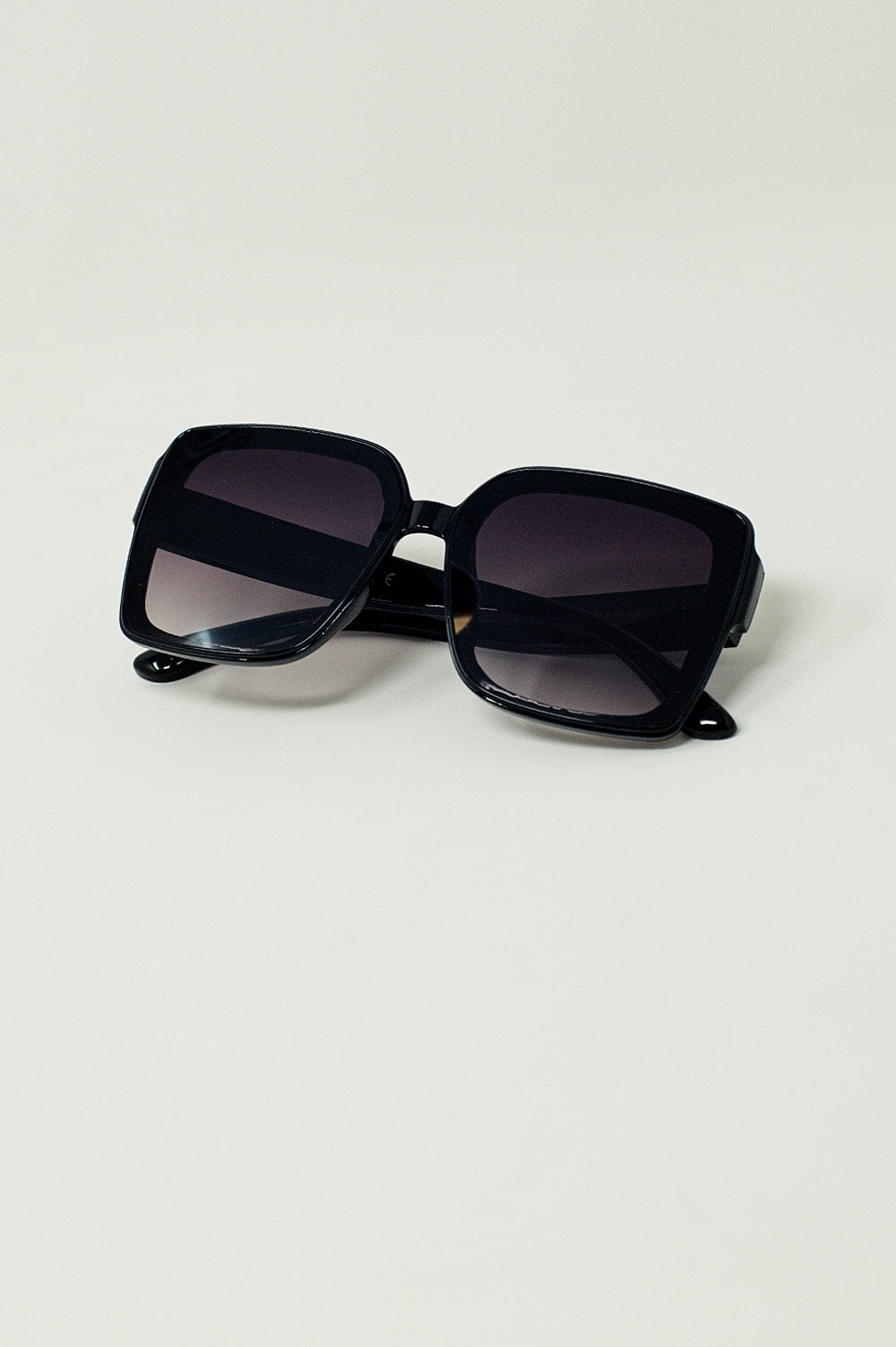 Oversized Cat Eye Sunglasess in Black - Sunglasses