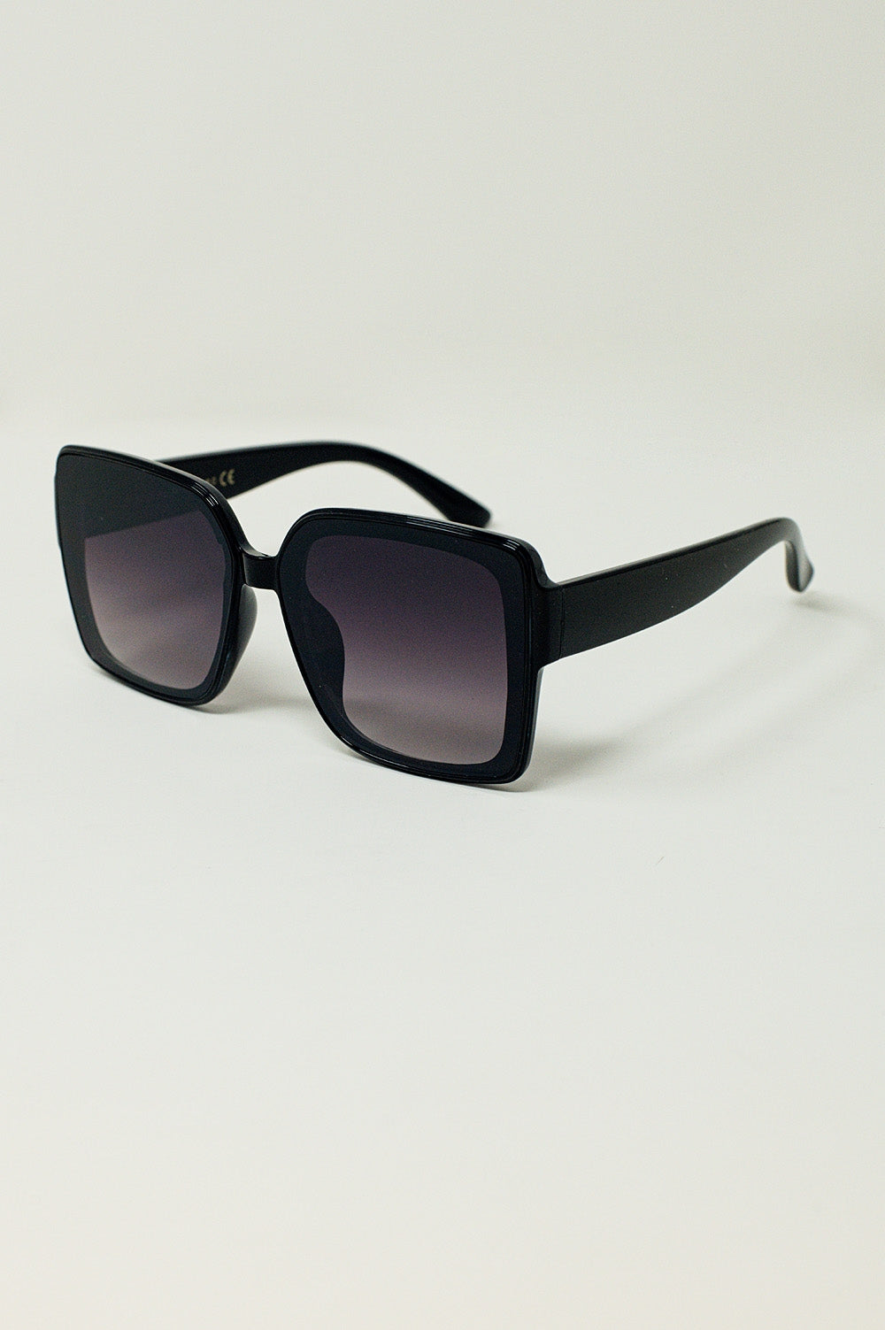 Oversized Cat Eye Sunglasess in Black - Sunglasses