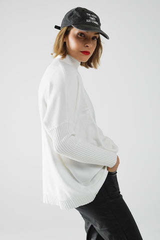 pull blanc en tricot doux surdimensionné avec manches côtelées