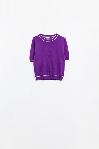 Pull violet à manches courtes avec détail de ligne blanche