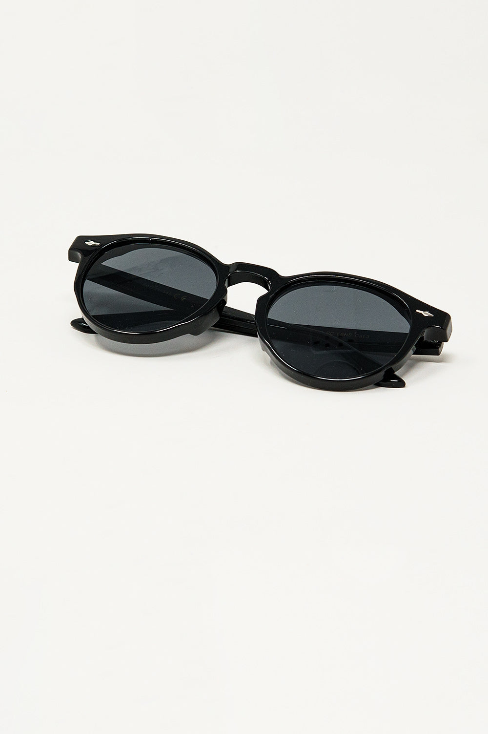 Retro Round Sunglasses With Smoke Black Lens in Black - Sunglasses