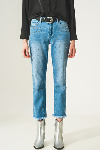 Jeans rasgado com detalhes em tom claro