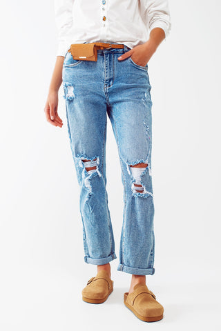 Jeans rasgado na altura do joelho com perna reta e lavagem azul claro