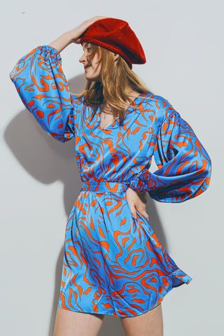 Mini-robe en satin à col en V en bleu