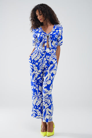 Macacão floral com decote em V e manga curta azul