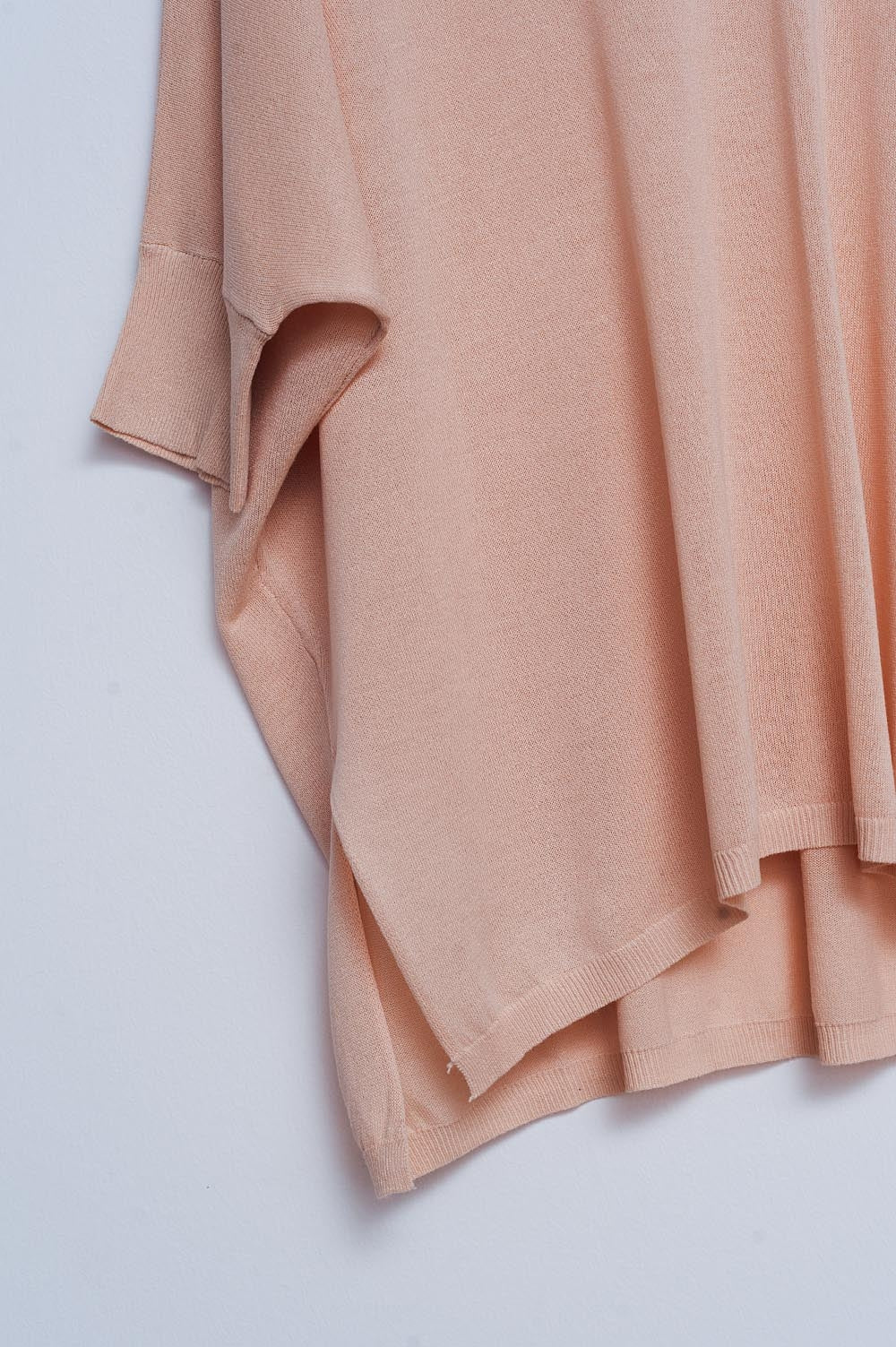 Short sleeve sweater in v neck in beige - T-shirts