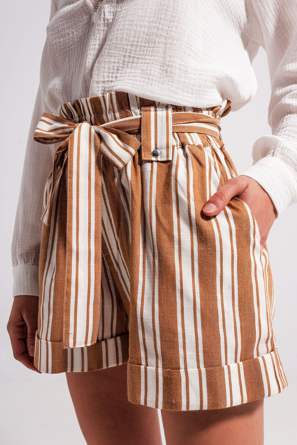 Shorts with paperbag waist in beige Q2 Pants BoutiqueLua