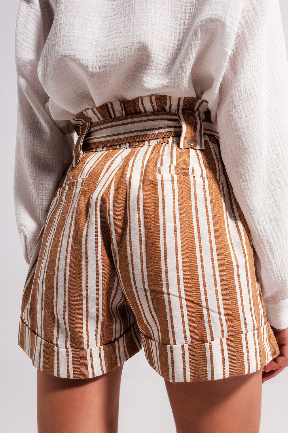 Shorts with paperbag waist in beige Q2 Pants BoutiqueLua