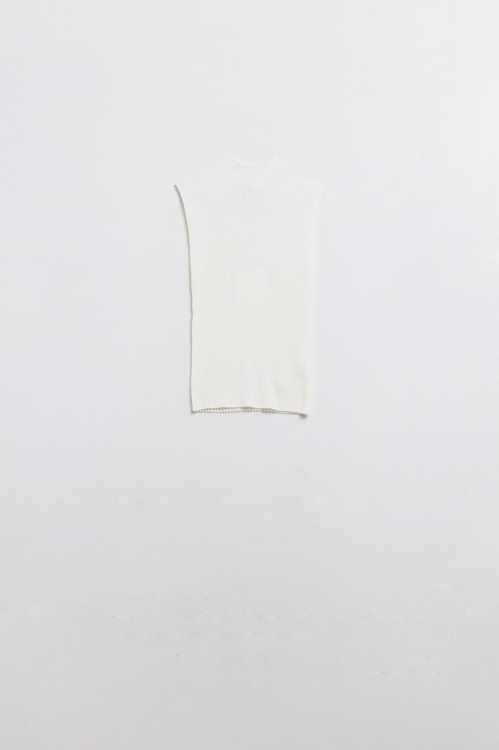Pull sans manches en maille fine de laine écru