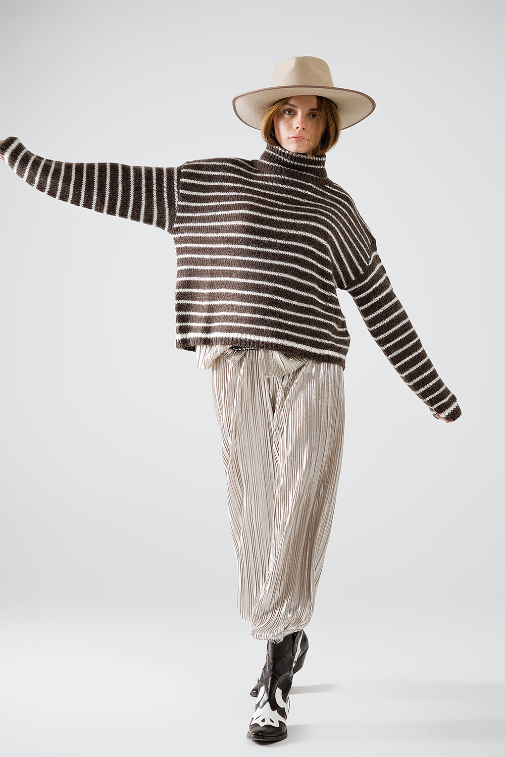 pull à col roulé rayé en tricot doux en marron
