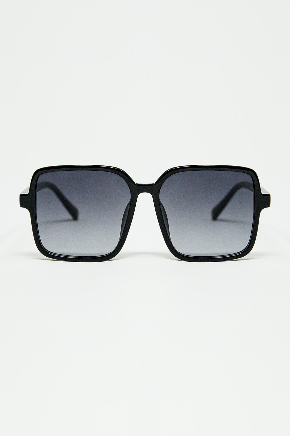 Square sunglasses with high gloss frame in black - Sunglasses