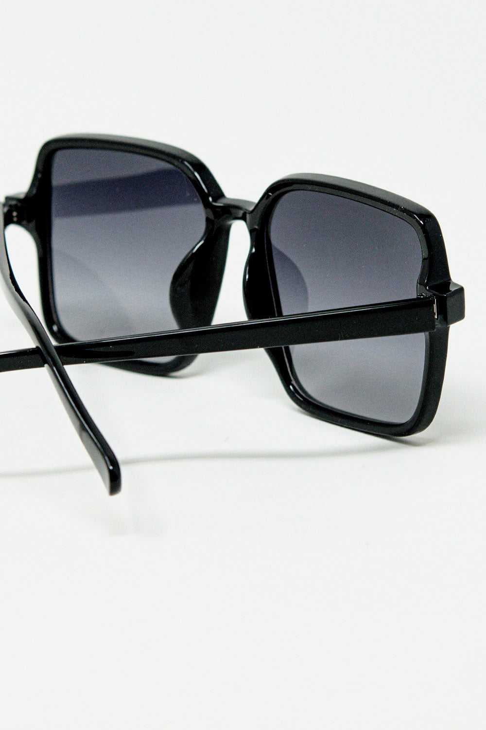 Square sunglasses with high gloss frame in black - Sunglasses