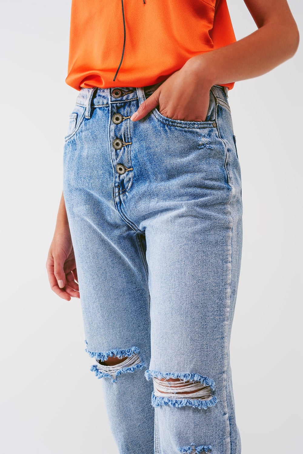 Sraight-leg jeans with exposed buttons and ripped knees in light wash - Jeans