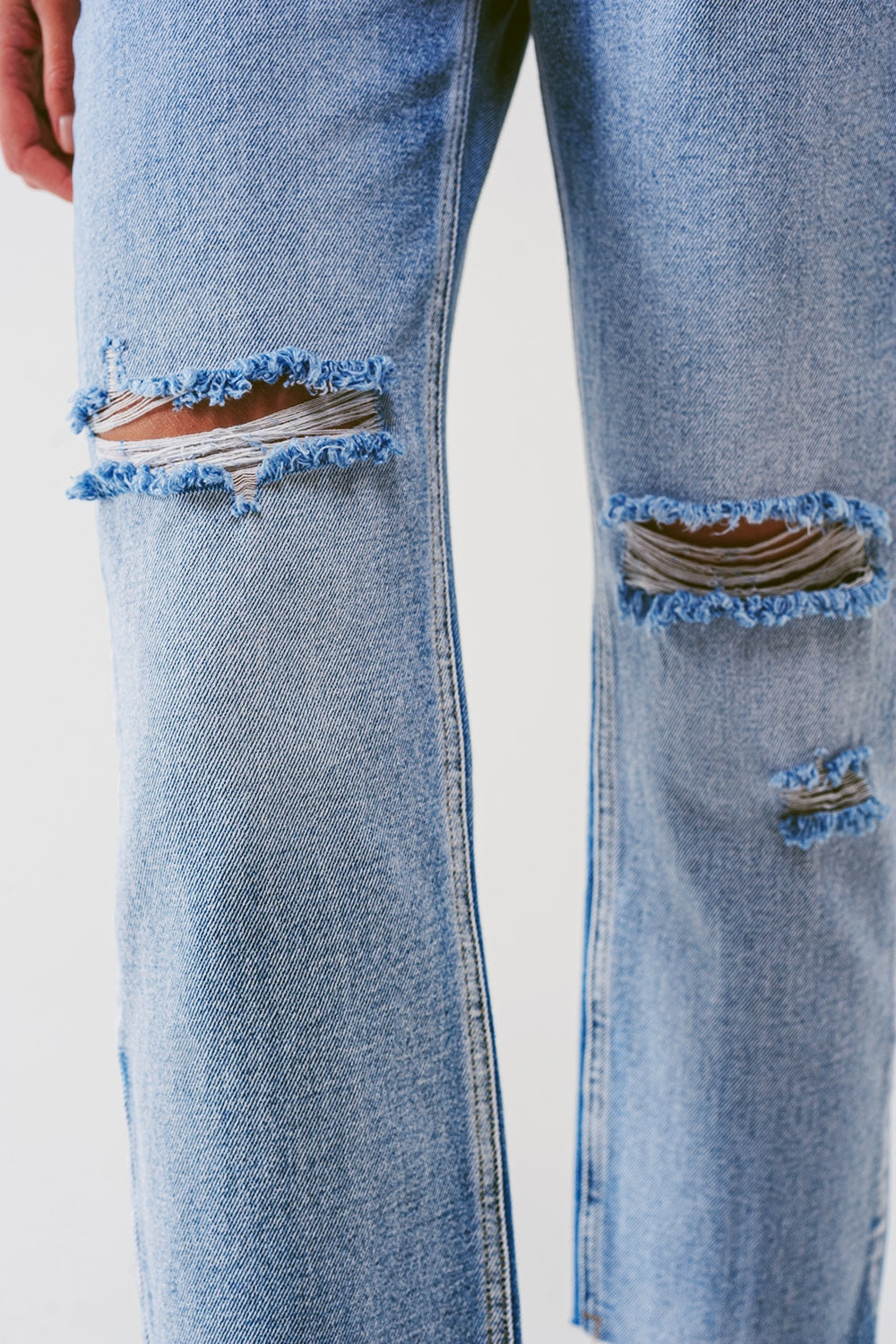 Sraight-leg jeans with exposed buttons and ripped knees in light wash - Jeans