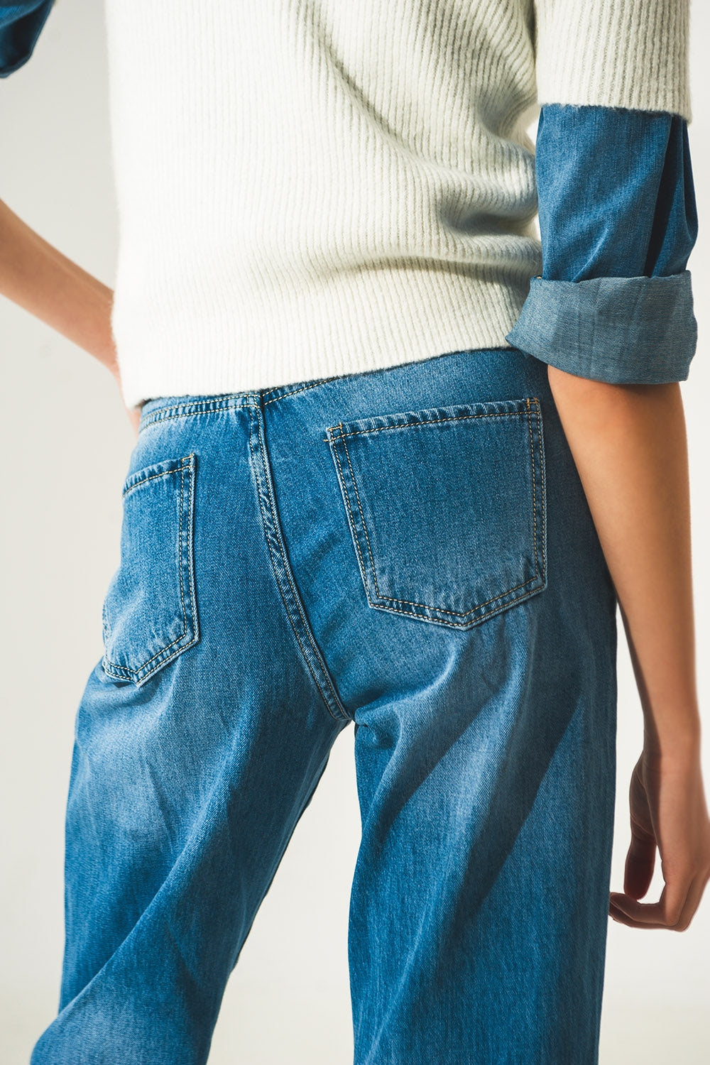 Straight leg jeans with darts at the waist in medium blue Q2 Jeans BoutiqueLua