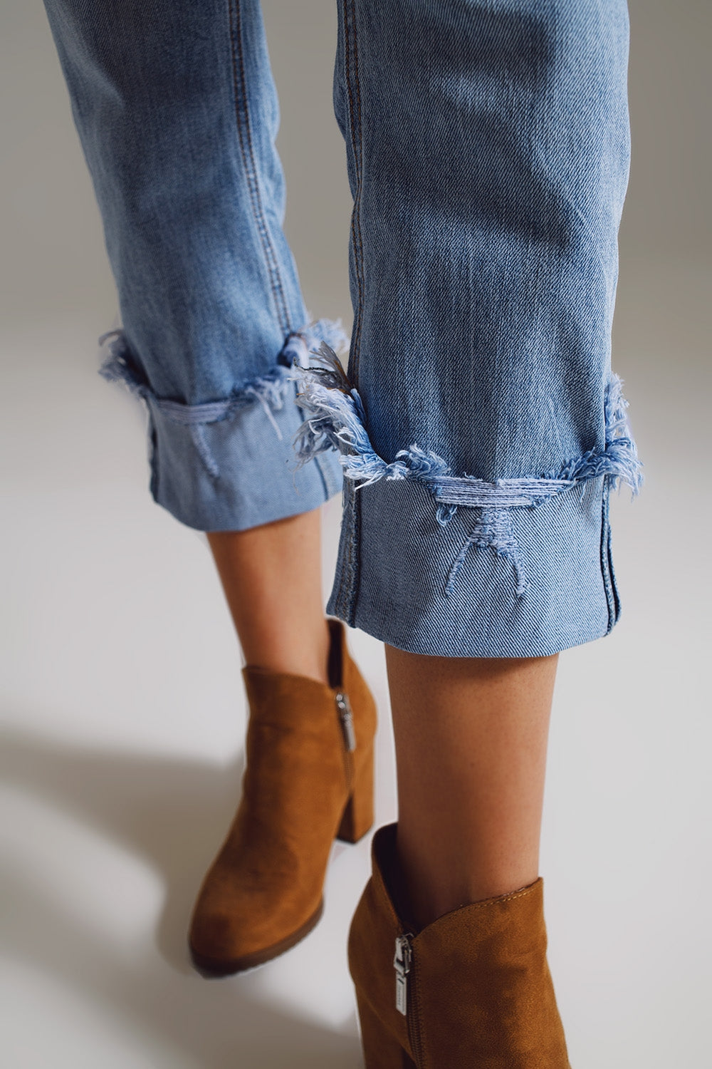 Straight leg jeans with distressed hem in light blue - Jeans
