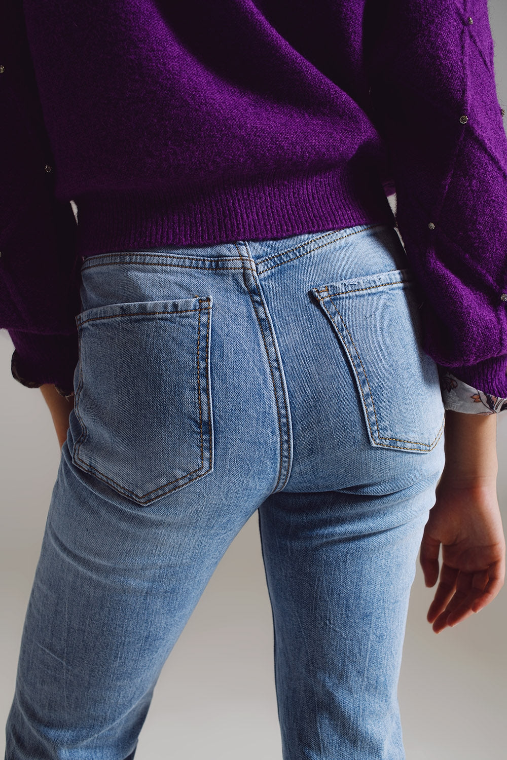 Straight leg jeans with distressed hem in light blue - Jeans