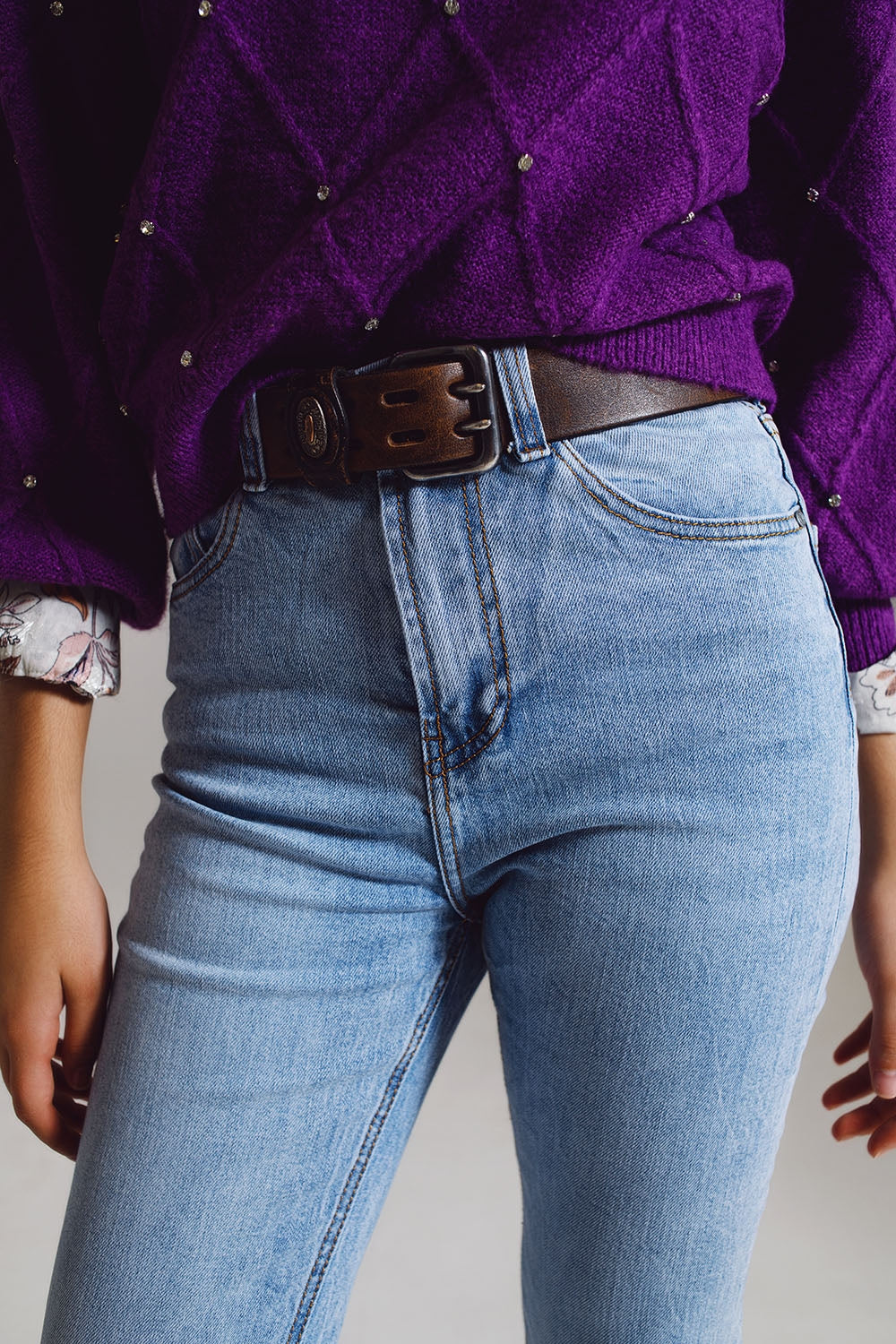 Straight leg jeans with distressed hem in light blue - Jeans