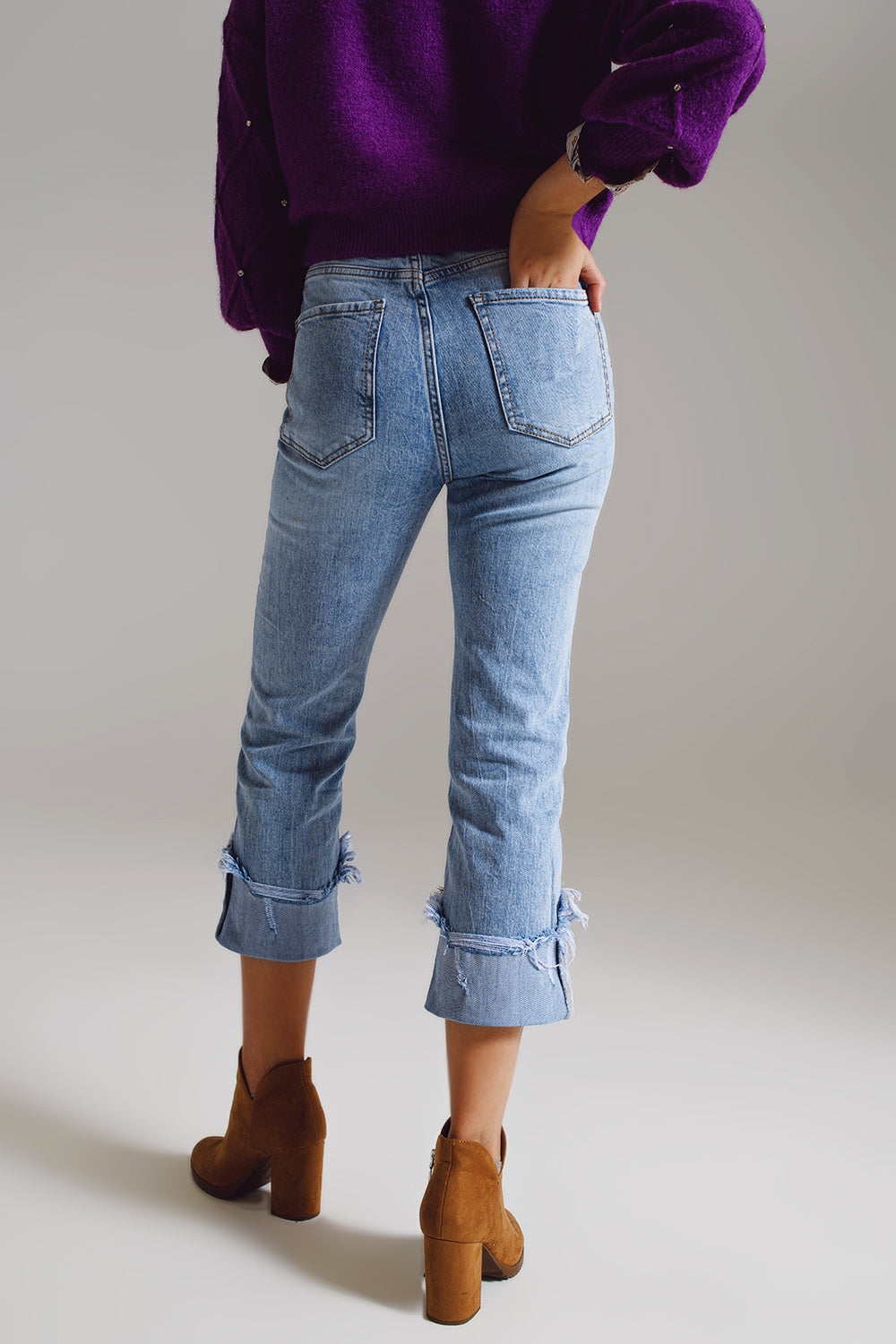Straight leg jeans with distressed hem in light blue - Jeans