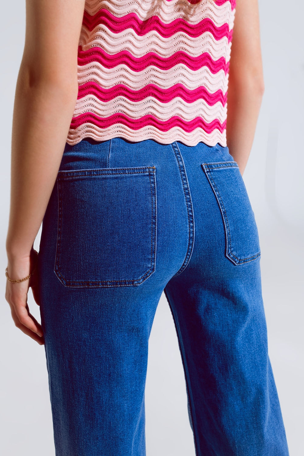 Straight Leg Jeans With Front Pockets Detail in Mid Wash - Jeans