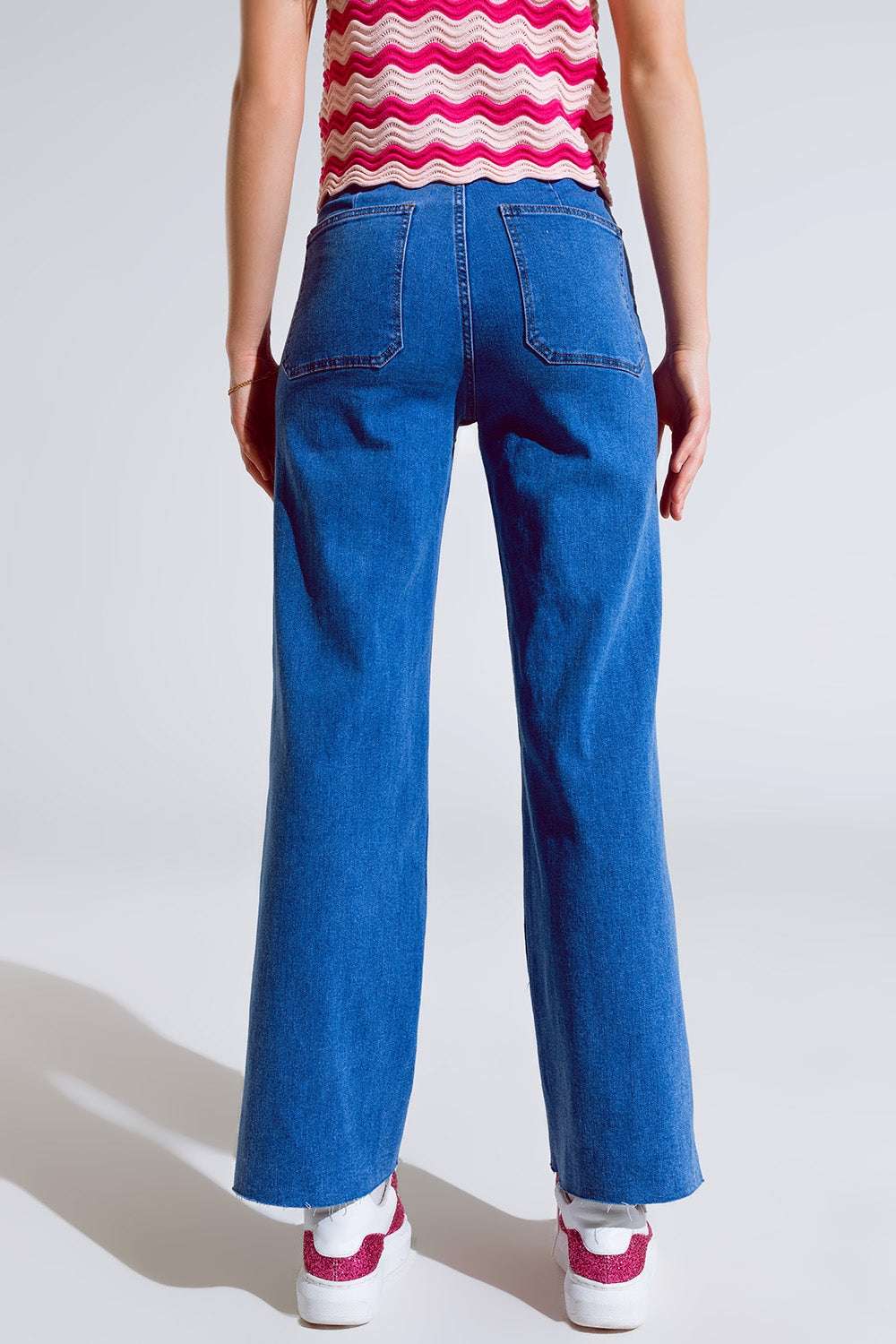 Straight Leg Jeans With Front Pockets Detail in Mid Wash - Jeans