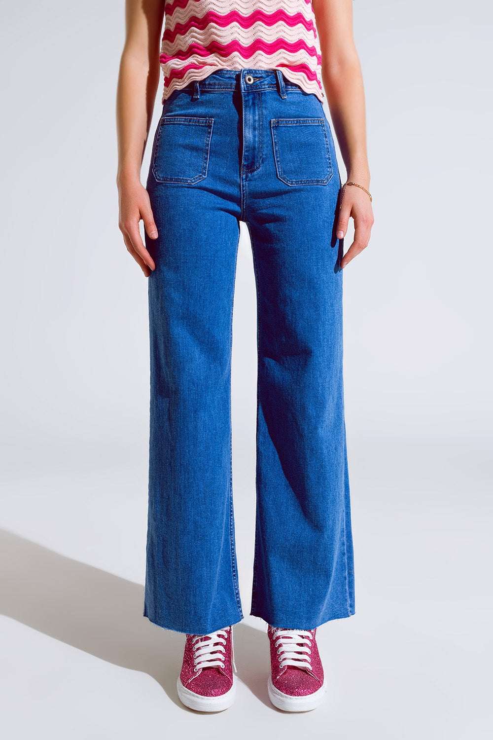 Straight Leg Jeans With Front Pockets Detail in Mid Wash - Jeans