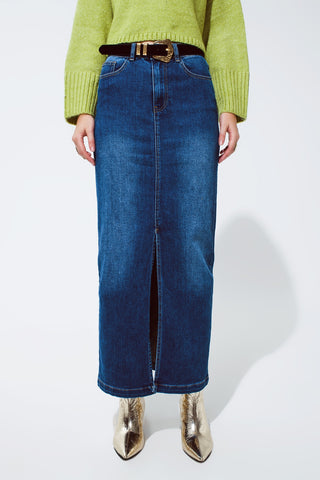 Saia longa jeans elástica com fenda na frente e lavagem média