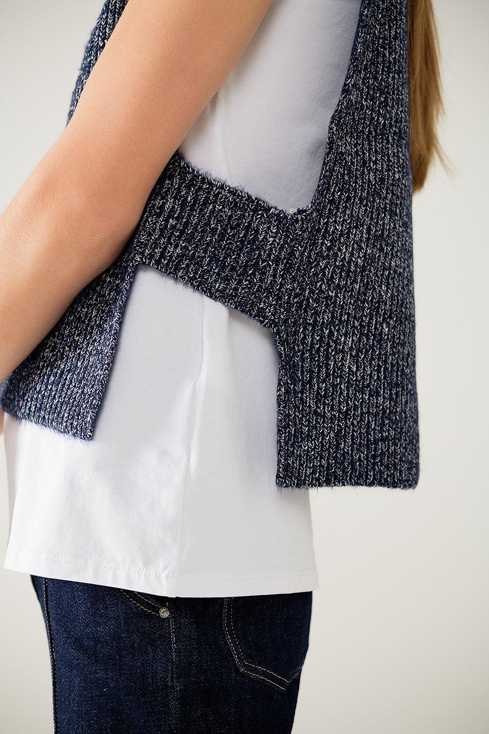Gilet tricoté à col en V avec côté ouvert