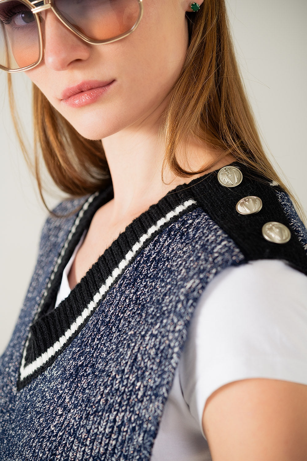 Gilet tricoté à col en V avec côté ouvert