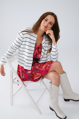 Cardigan branco com botões, listras pretas e botões dourados