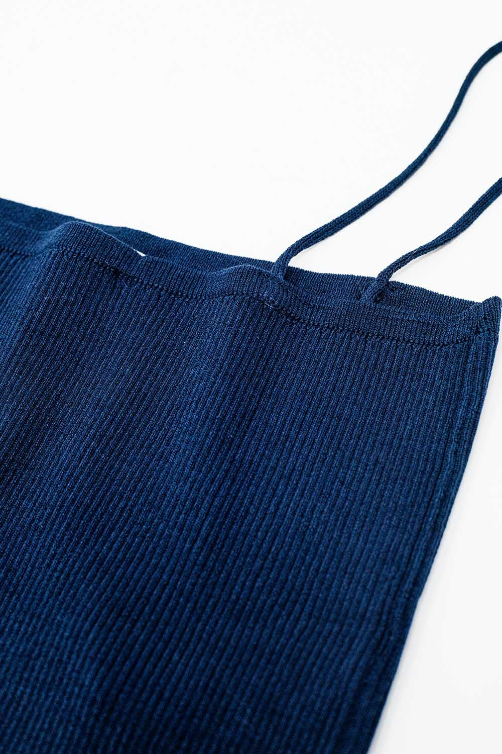 Haut tricoté basique en bleu marine avec fines bretelles