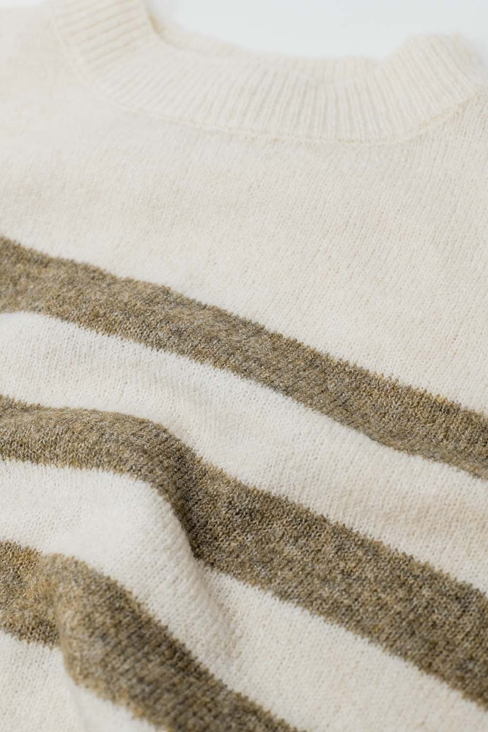 Pull en maille douce beige à rayures camel