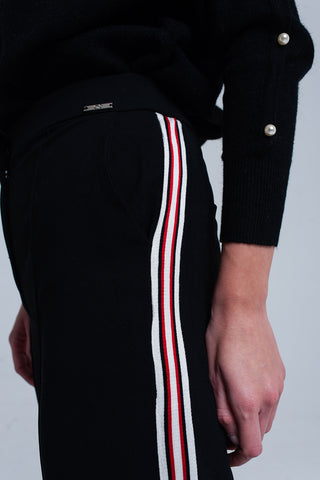 Calça preta com detalhe de listras
