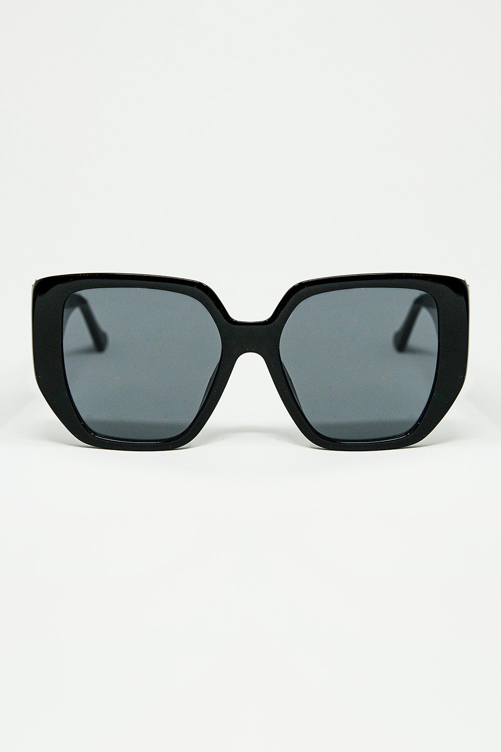 Black pin-up style sunglasses with geometric design and cat eyes -