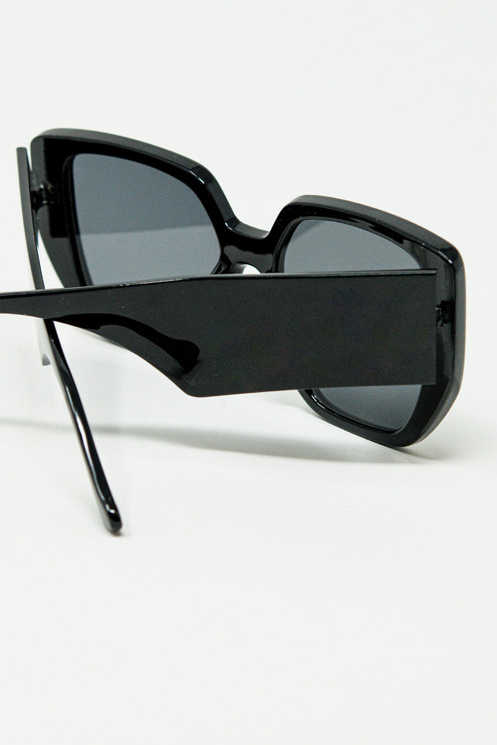 Black pin-up style sunglasses with geometric design and cat eyes -