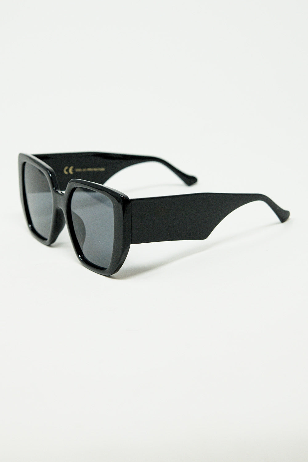 Black pin-up style sunglasses with geometric design and cat eyes -