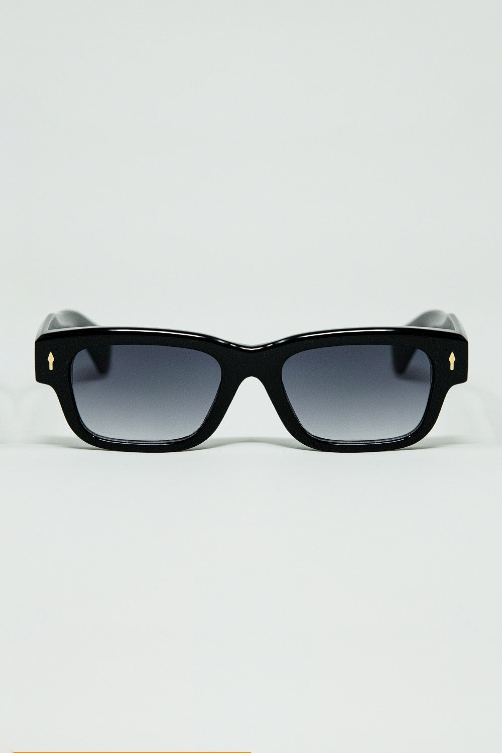 Black sunglasses with oval frame with gold detail - Sunglasses