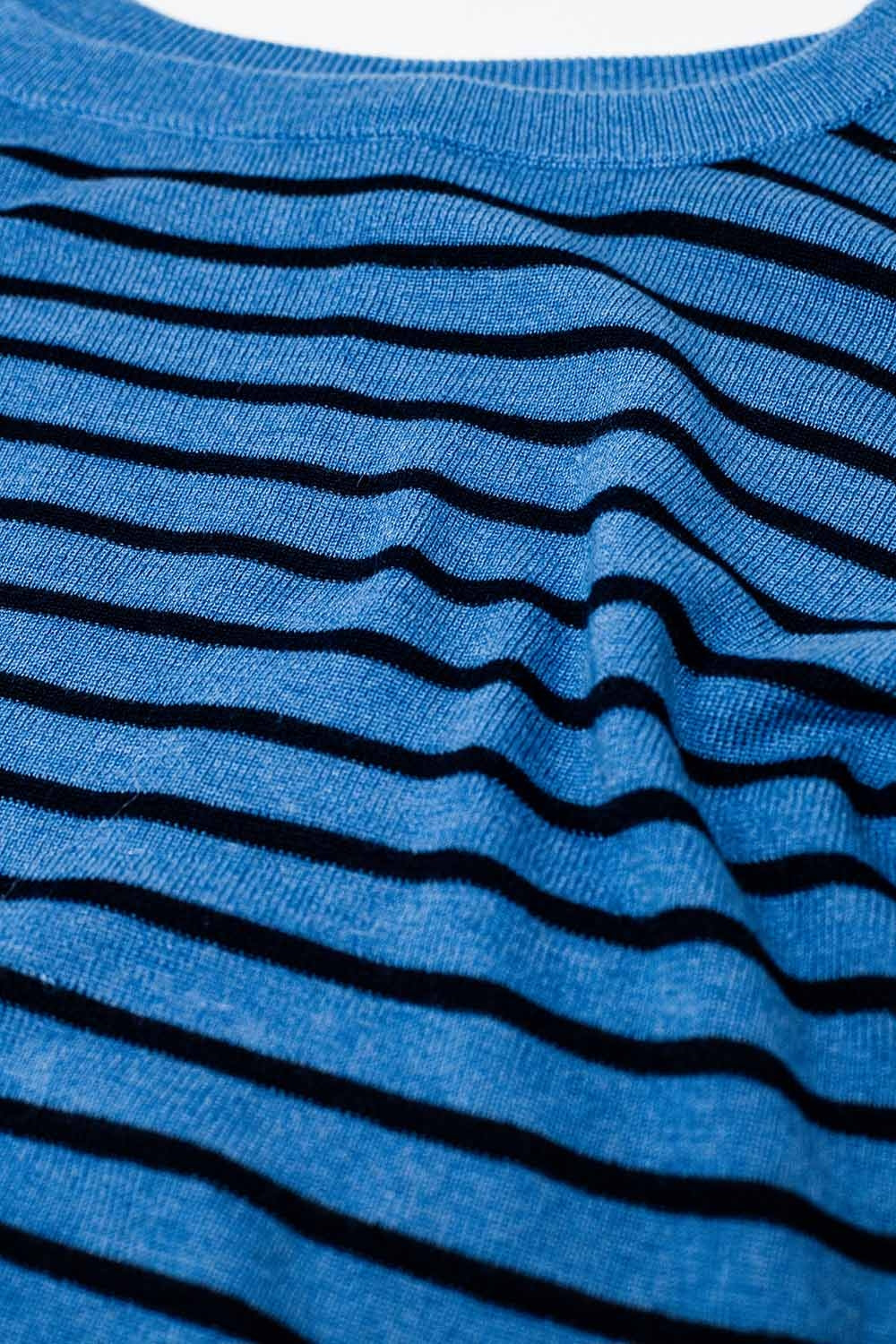 Pull en maille fine à rayures bleues et col bateau