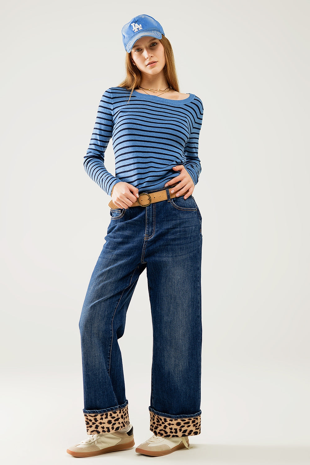 Pull en maille fine à rayures bleues et col bateau