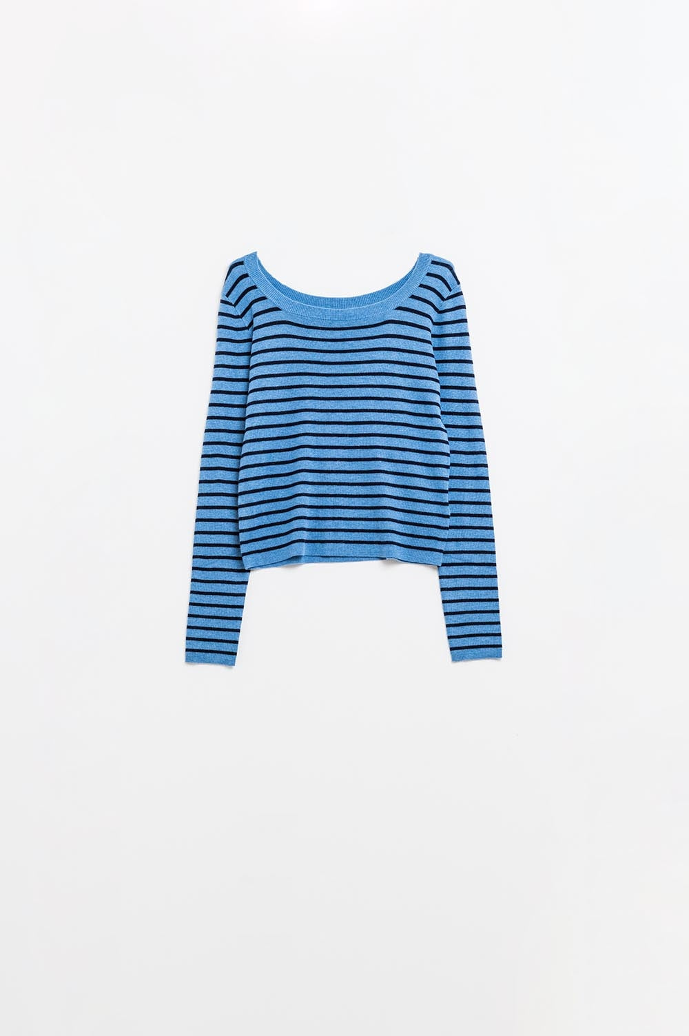 Pull en maille fine à rayures bleues et col bateau