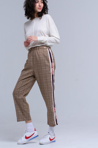 Calça marrom com padrão xadrez