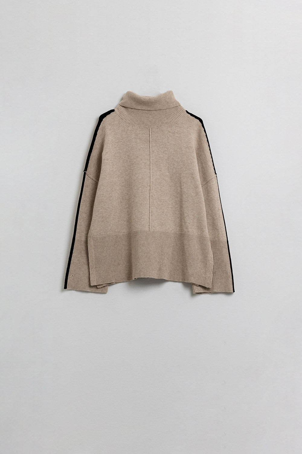Pull col roulé camel avec bande latérale noire