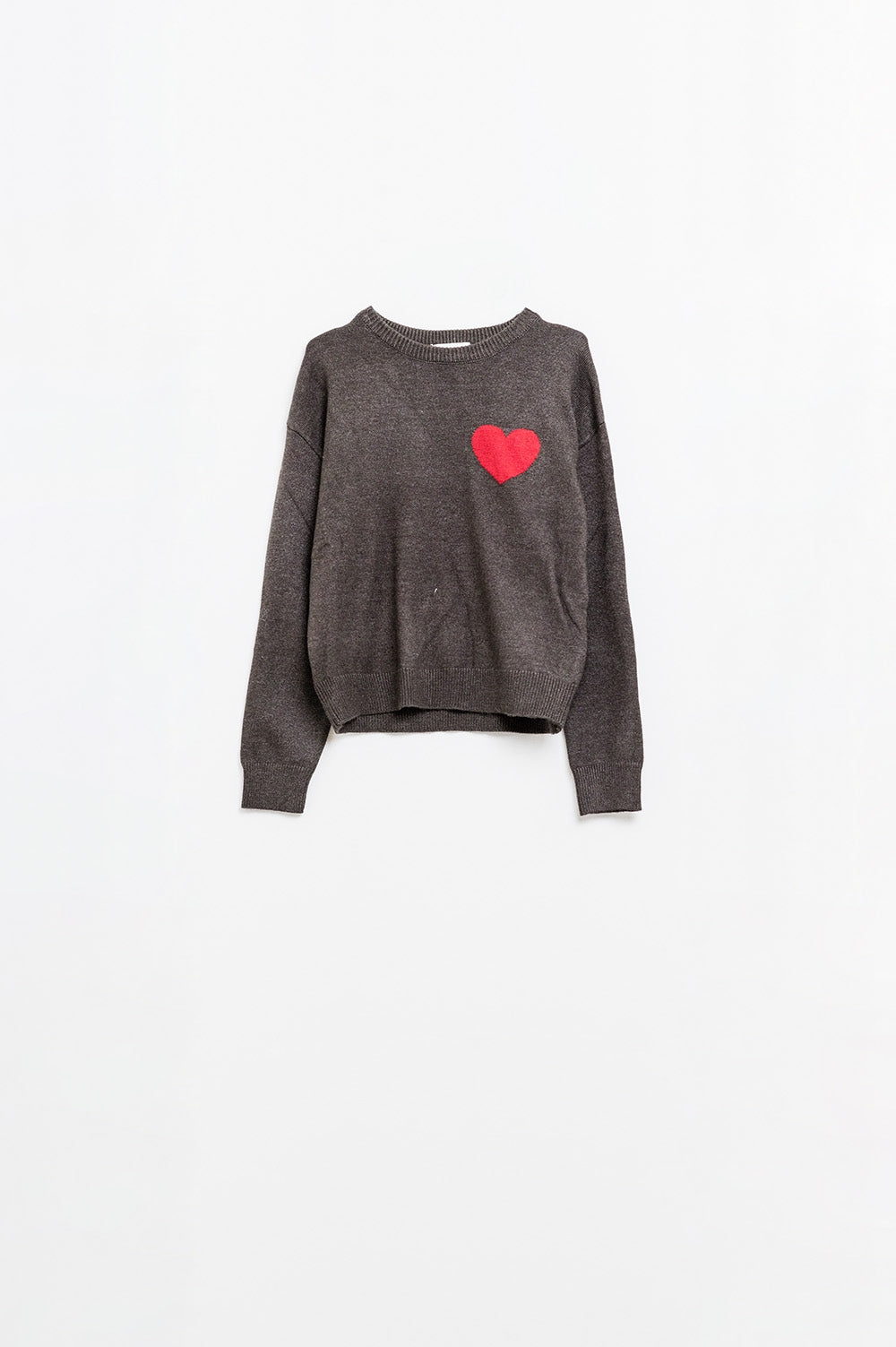 pull gris carbone avec détail coeur rouge