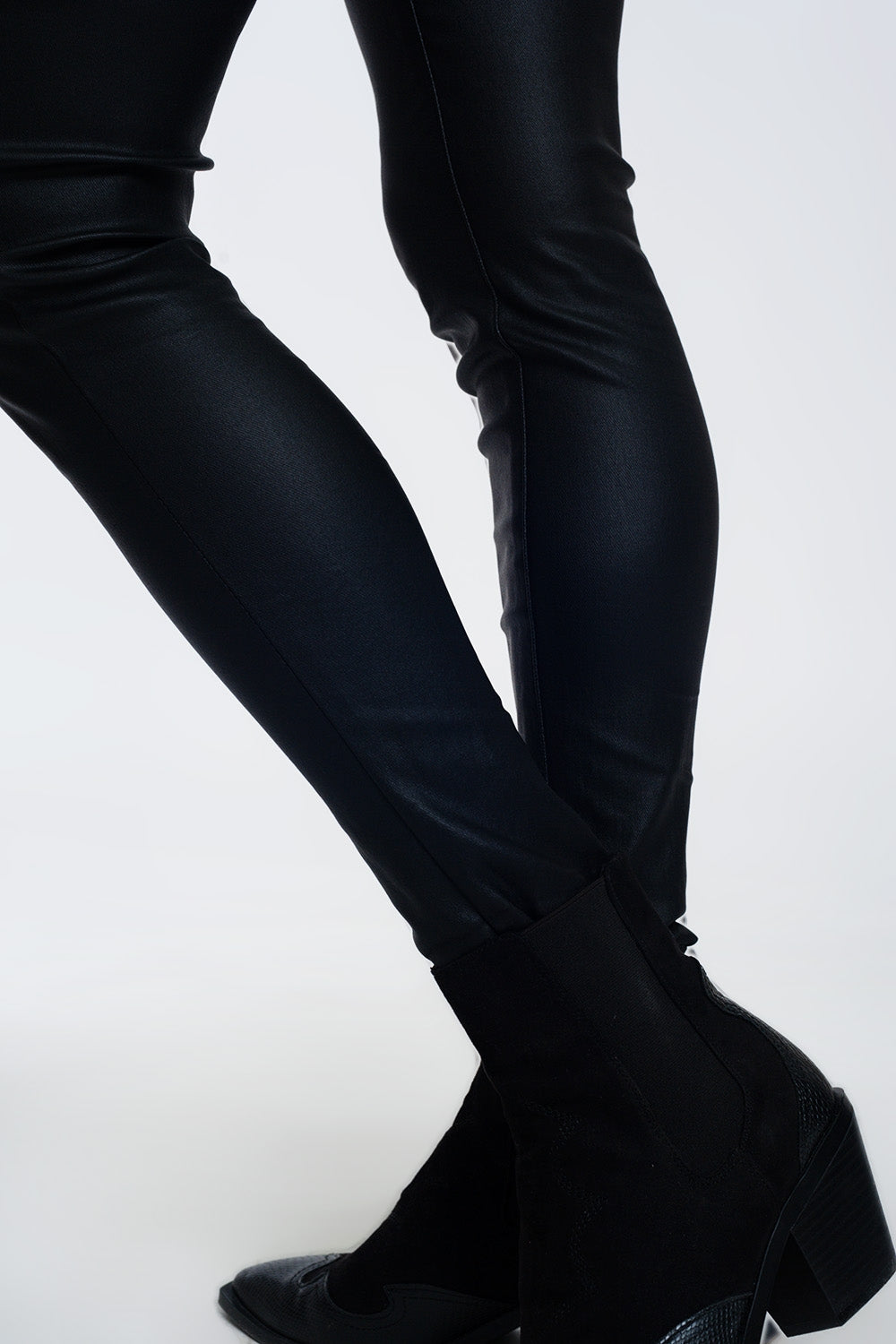 Coated pants in black Q2 Pants BoutiqueLua