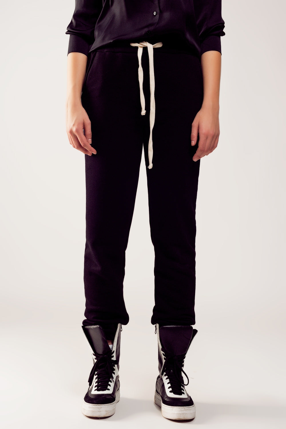 Cotton jogger in black Q2 Pants BoutiqueLua