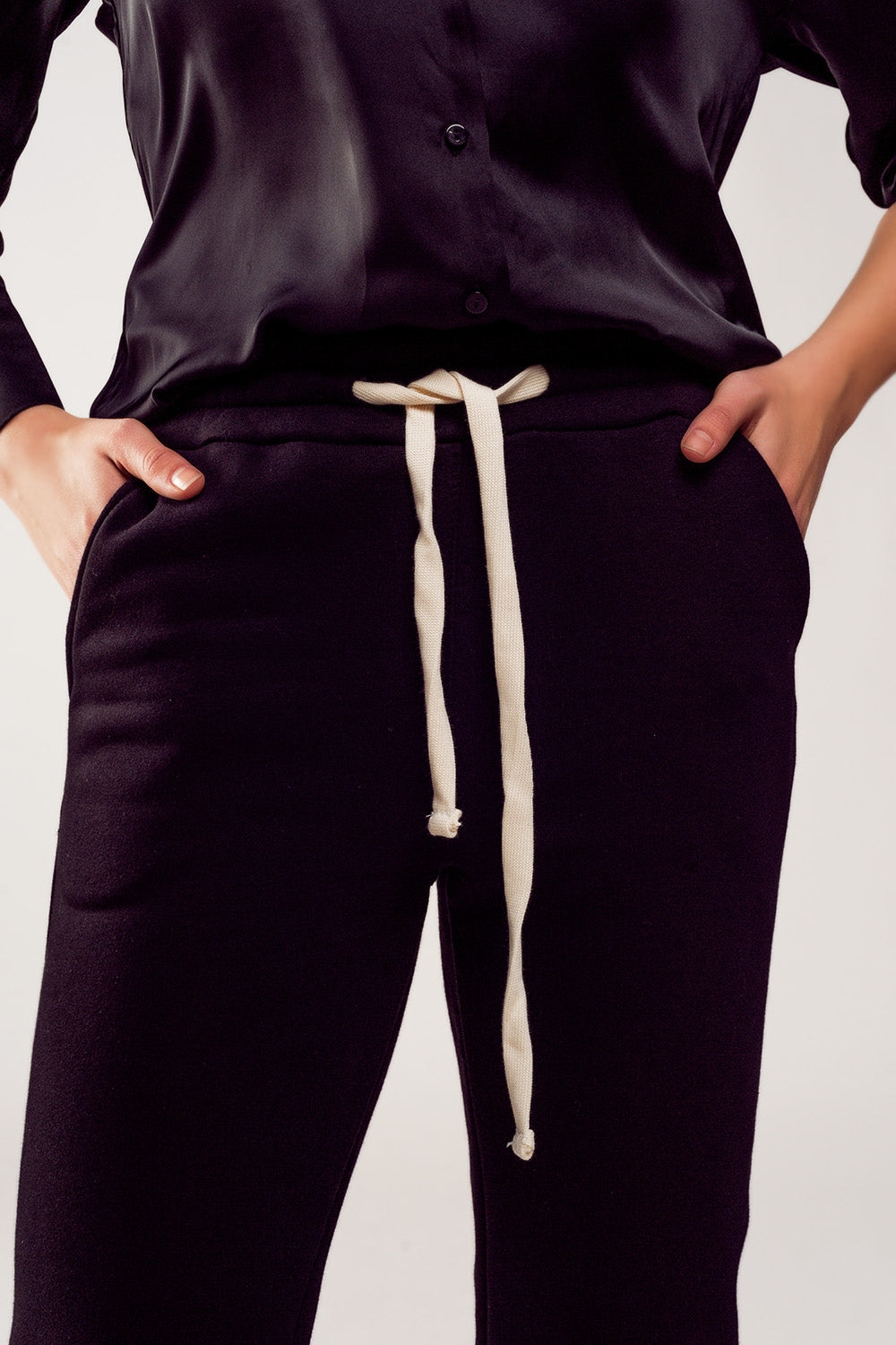 Cotton jogger in black Q2 Pants BoutiqueLua